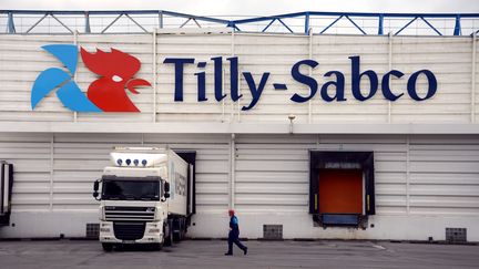 Un salari&eacute; passe devant un site de production de Tilly-Sabco, &agrave; Guerlesquin (Finist&egrave;re), le 21 octobre 2013. (DAMIEN MEYER / AFP)