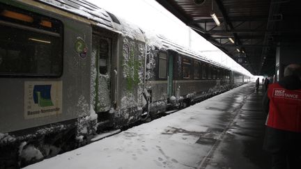 Les usagers de ce train Paris-Cherbourg ont d&ucirc; passer la nuit &agrave; Caen (Calvados), o&ugrave; il a &eacute;t&eacute; immobilis&eacute; en raison de la neige, lundi 11 mars 2013. (CHARLY TRIBALLEAU / AFP)