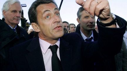 Nicolas Sarkozy, pris à partie par un pêcheur au Guilvinec (6 novembre 2007) (ANDRE DURAND / AFP)