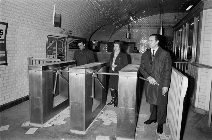 1969 marque le début de la fin des poinçonneurs, la RATP met en place la première poinçonneuse automatique à titre expérimental à la station Porte de Vanves
 (AFP)