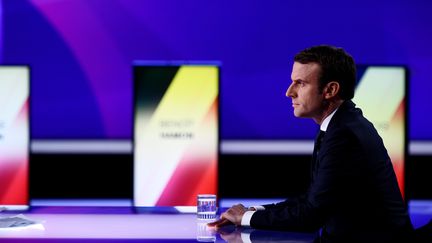 Le candidat d'En marche ! à la présidentielle, Emmanuel Macron, lors de l'émission "15 minutes pour convaincre", sur France 2, jeudi 20 avril 2017. (MARTIN BUREAU / AFP)