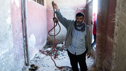 Un homme tient une corde prévue pour des exécutions par pendaison à la prison de Saydnaya, près de Damas (Syrie), le 9 décembre 2024. (EMIN SANSAR / ANADOLU / AFP)