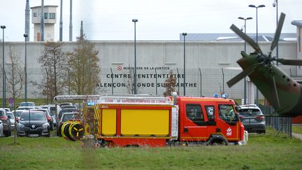 Un camion de pompiers arrive devant la prison de Condé-sur-Sarthe (Orne), le 5 mars 2019. (JEAN-FRANCOIS MONIER / AFP)