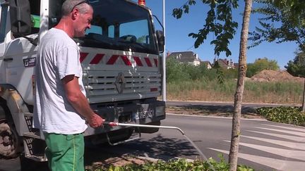 A&nbsp;Châtellerault, l'eau de la piscine municipale est recyclée afin d'arroser les arbres de la municipalité. Une manière écologique de lutter contre la sécheresse et les restrictions d'utilisation de l'eau.
 (France 3)