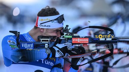 Émilien Jacquelin&nbsp;lors de la Mass Start du Grand-Bornand le 19 décembre 2021 en Coupe du monde de biathlon.&nbsp; (OLIVIER CHASSIGNOLE / AFP)