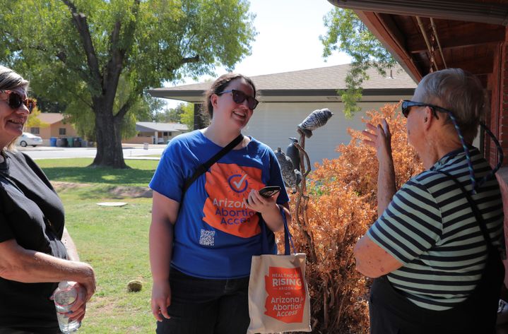 Sarah Saucedo et Joyce Lazar font du porte-à-porte dans les rues de Mesa, en Arizona, le 6 octobre 2024, pour présenter le 