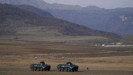 Des soldats russes patrouillent dans le Haut-Karabakh, le 12 novembre 2021. (ANADOLU AGENCY / AFP)