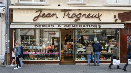 L'enseigne du magasin tenu par Jean-Baptiste Trogneux, à Amiens (Somme), le 4 juin 2023. (DENIS CHARLET / AFP)