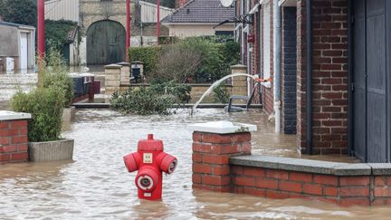 Une rue inondée à Arques (Pas-de-Calais), le 3 janvier 2024. (DENIS CHARLET / AFP)