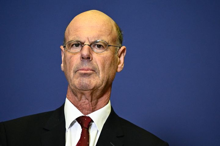 Le nouveau ministre de l'Economie et des Finances, Eric Lombard, lors de la cérémonie de passation de pouvoir à Bercy, à Paris, le 23 décembre 2024. (JULIEN DE ROSA / AFP)