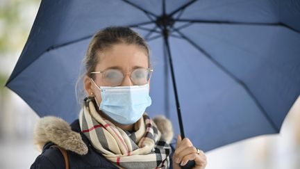 Porter des lunettes avec un masque et éviter la buée ? Une gageure... (GETTY IMAGES / IMAGEBROKER RF)