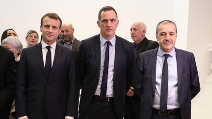 Emmanuel Macron au côté du&nbsp;président de l'Assemblée de Corse Jean-Guy Talamoni (au centre) et du&nbsp;président du Conseil exécutif de Corse, Gilles Simeoni (à gauche), lors d'une précédente visite en Corse, le 6 février 2018 à Ajaccio (Corse-du-Sud). (LUDOVIC MARIN / AFP)