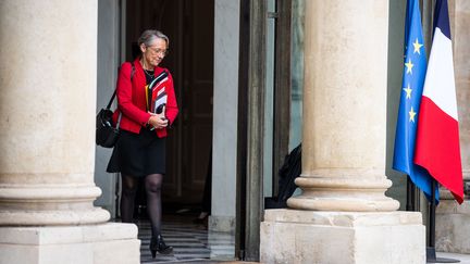 La Première ministre, Elisabeth Borne, le 29 novembre 2022 à la sortie de l'Elysée, à Paris. (XOSE BOUZAS / HANS LUCAS / AFP)