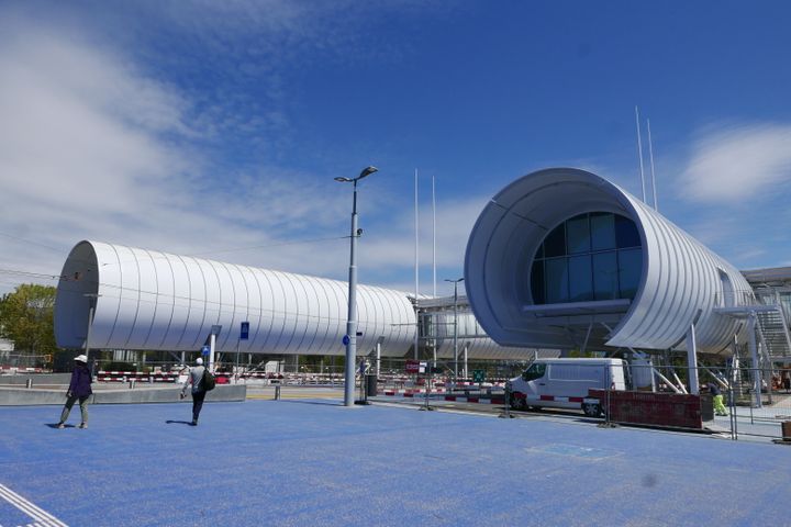 New "Science portal" designed by architect Renzo Piano, can bring to mind the ISS, the International Space Station or an airport terminal.  The project cost 100 million euros, financed entirely by private donations.  (EMMANUEL LANGLOIS / FRANCEINFO)