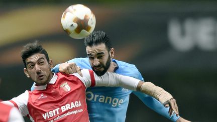 Le défenseur marseillais Adil Rami et l'arrière du Sporting Braga Ahmed Hassan, lors du match retour des seizièmes de finale de la Ligue Europa, le 22 févrir 2017 à Braga (Portuga).&nbsp; (MIGUEL RIOPA / AFP)