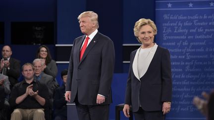 Donald Trump, candidat républicain et Hillary Clinton, candidate démocrate à l'élection présidentielle américaine, lors du débat télévisé le 9 octobre 2016. (MANDEL NGAN / AFP)