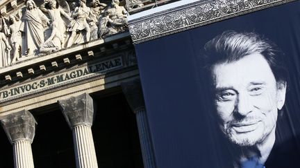 L'église de la Madeleine à Paris recouverte d'une affiche géante de Johnny Halliday lors des obsèques du chanteur, le 9 décembre 2017. (FRANCOIS MORI / AP / SIPA)