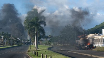 Une voiture en feu à Nouméa en Nouvelle-Calédonie, le 16 mai 2024. (DELPHINE MAYEUR / AFP)