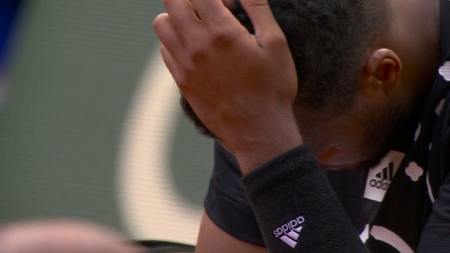 While he has the opportunity to win the 4th round, Jo-Wilfried Tsonga cannot defend his chances.  The French felt pain and cannot prevent the break.  He asks for the intervention of the physio for the deciding game to follow.