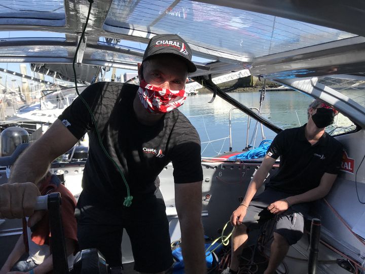 Le skipper&nbsp;Jérémie Beyou (Charal) à bord de son bateau, où le port du masque et le gel hydroalcoolique sont obligatoire, le 19 mai 2020. (JÉRÔME VAL / RADIO FRANCE)