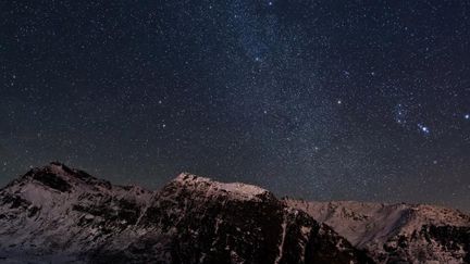 Un ciel étoilé au-dessus des Alpes, en France, le 23 décembre 2014. ((SEBASTIAN VOLTMER / AFP))