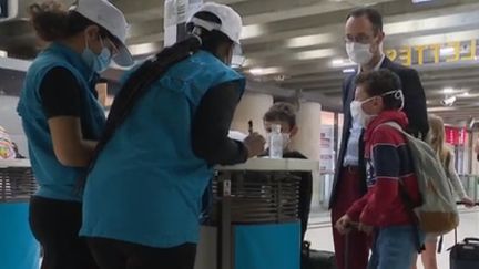 4 800 enfants voyageront seuls ce week-end. C'est désormais possible depuis le 27 juin avec la remise en place du service Junior &amp; Cie. Cette offre de la SNCF permet d'accompagner les enfants âgés de 4 à 14 ans. (FRANCE 3)