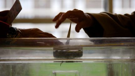 Dans un bureau de vote de Strasbourg (Bas-Rhin), le 16 mars 2008, lors du second tour des &eacute;lections municipales. (OLIVIER MORIN / AFP)