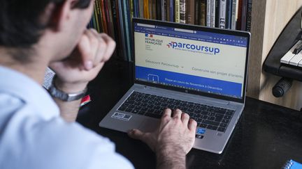 Un jeune se connecte sur le site de Parcoursup à Paris, le 3 janvier 2024. (JEAN-MICHEL DELAGE / HANS LUCAS / AFP)