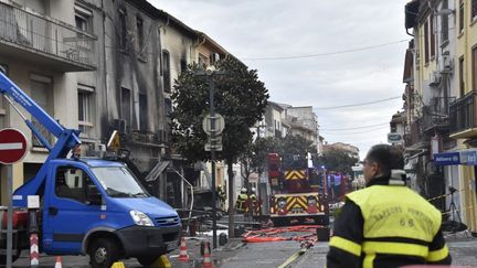 Un secouriste devant un immeuble incendié à Saint-Laurent-de-la-Salanque (Pyrénées-Occidentales), le 14 février 2022. (RAYMOND ROIG / AFP)