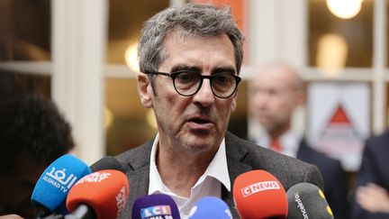 Jean Bassères, administrateur provisoire de Sciences-Po Paris, le 2 mai 2024 lors d'une conférence de presse.  (DIMITAR DILKOFF / AFP)