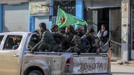 Des combattants kurdes dans la ville de Tall Hamis (Syrie), le 27 f&eacute;vrier 2015. (  REUTERS)