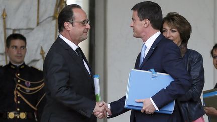 Le pr&eacute;sident Fran&ccedil;ois Hollande et le Premier ministre Manuel Valls, le 20 mai 2015 &agrave; l'Elys&eacute;e &agrave; Paris. (PATRICK KOVARIK / AFP)