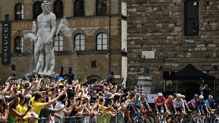 Les coureurs du Tour de France au pied du Palazzo Vecchio, le 29 juin 2024 à Florence (Italie). (Marco BERTORELLO / AFP)