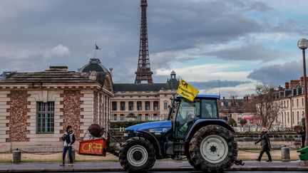 Les agriculteurs manifestent avant l'ouverture du Salon, 23 février 2024. (GUILLAUME BONNAUD / MAXPPP)