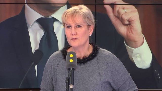 "Emmanuel Macron porte beau, c'est sur qu'après François Hollande y'a pas de mal" - Nadine Morano qui évoque "l'analyse vestimentaire" de l'ancien président, qui "laissait à désirer"