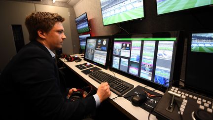 Un technicien supervise le système d'arbitrage vidéo lors d'un match amical entre la France et l'Espagne, le 28 mars 2017, au stade de France à Saint-Denis. (FRANCK FIFE / AFP)