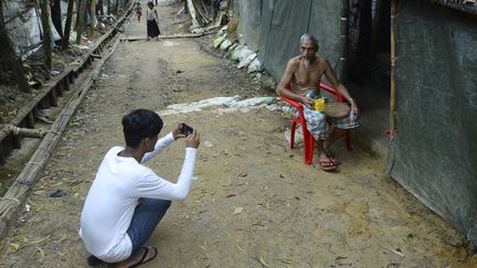 Mohammad Rafiq prend la photo d'un réfugié dans le camp de Kutupalong, au Bangladesh.&nbsp; (MUNIR UZ ZAMAN / AFP)