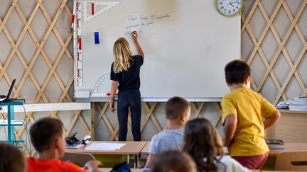 Des élèves dans une salle de classe. (Illustration).&nbsp; (LOIC VENANCE / AFP)