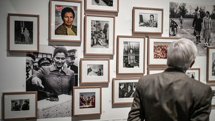 Un visiteur regarde l'exposition "Nous vous aimons Madame", consacrée à Simone Veil, le 27 mai 2021 à l'hôtel de ville de Paris. (STEPHANE DE SAKUTIN / AFP)