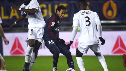 Le Brésilien Neymar au coeur de la défense amiénoise (FRANCOIS LO PRESTI / AFP)