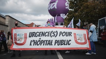 Des soignants manifestent le 15 octobre 2020 à Paris dans le cadre d'une journée nationale d'action pour l'hôpital public. (LUCAS BOIRAT / HANS LUCAS / AFP)