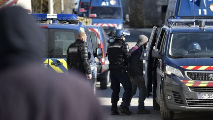 Des gendarmes déployés lors de l'opération d'évacuation du bois Lejuc,&nbsp;jeudi 22 février 2018, où vivaient des opposants au projet d'enfouissement de déchets nucléaires de Bure (Meuse). (JEAN-CHRISTOPHE VERHAEGEN / AFP)