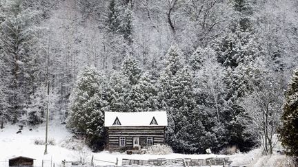 De la neige tardive st tomb&eacute;e pr&egrave;s d'Ontario (Canada), le 15 avril 2014. (FRED THORNHILL / REUTERS)
