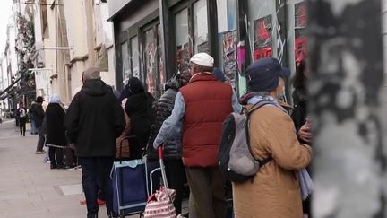 Royaume-Uni :&nbsp;les files d'attente s'allongent devant les banques&nbsp;alimentaires (France 2)