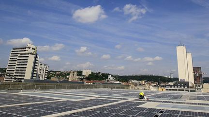 &nbsp; (Des panneaux photovoltaiques installés sur le toit du palais des congrès de Nancy © MaxPPP)