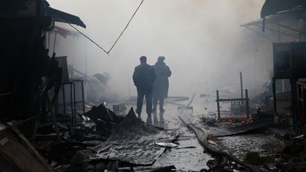 Un b&acirc;timent a &eacute;t&eacute; incendi&eacute; lors d'une attaque de rebelles &agrave; Grozny, en Tch&eacute;ch&eacute;nie, le 4 d&eacute;cembre 2014. (ELENA FITKULINA / AFP)