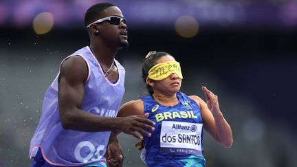 De façon plus énigmatique, c'est le mot "mère", en français, qui était brodé sur les yeux de sa compatriote Jhulia Karol Dos Santos lors des séries du 400 m T11, vendredi. (EZRA SHAW / GETTY IMAGES)