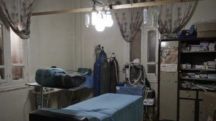 Une salle d'opération aménagée dans une habitation, à Qusayr, le 27 février 2012.  (AFP/GIANLUIGI GUERCIA)