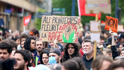 Des manifestants contre la réforme des retraites, le 1er mai 2023 à Toulouse (Haute-Garonne). (CHARLY TRIBALLEAU / AFP)