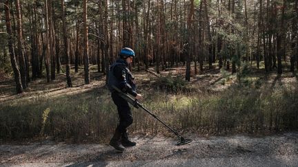 Un démineur Ukrainien cherchent des mines posées par les Russes. (YASUYOSHI CHIBA / AFP)